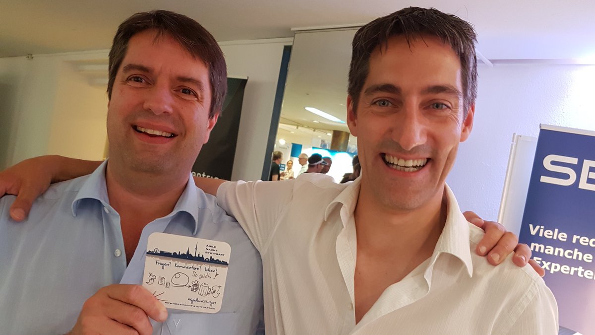 michsc's tweet image. Life vom #javaforum 
Ein Selfie mit von Marco Klemm gemaltem SCRUM-Prozess