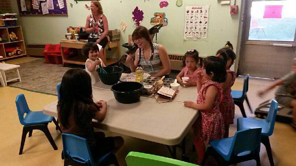 we_are_rsetgo's tweet photo. The kids had so much fun decorating cupcakes @ the Drop-In! Check our calendar (on ready-set-go.ca) for all of our July drop-in activities. https://t.co/DwpY33sVI8