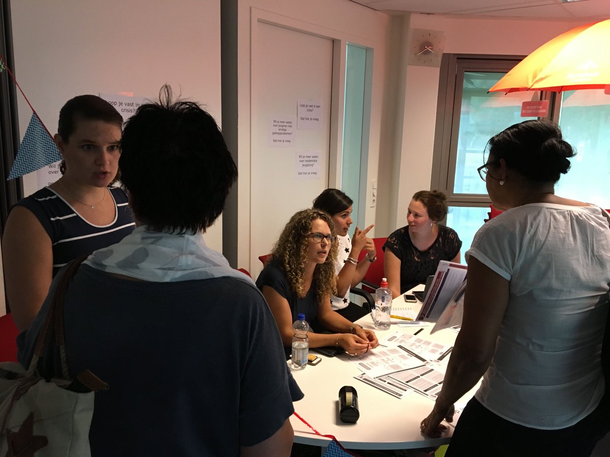 Hoe pas jij de <a href="/RichtlijnJeugd/">RichtlijnenJeugdhulp</a> toe in je dagelijkse werk? Professionals inspireren elkaar tijdens de Richtlijnenmarkt. Alle 14 uitgelicht.