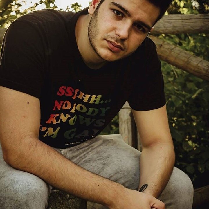 HolyQueensStore's tweet image. Nos encanta veros con nuestras camisetas, luciendolas con orgullo. 
Aquí tenéis al guapo de @Xafoidiano luciendo modelo