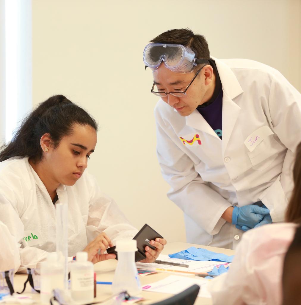 BostonChildrens's tweet photo. Thanks, @MilliporeSigma, for teaching Martha Eliot patients about chemical electron during our recent #CuriosityLabs! https://t.co/HTEwnIc1ar