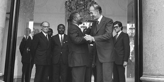 pauvreencolere's tweet photo. #franceAfrique PAS #France à #fric
quoi que
#giscard qui voyage moins #coute toujours plus(+d4million #euro pr2016 et +1.7 "Le SON #CLAN"
:( https://t.co/d0kZC7GT3w