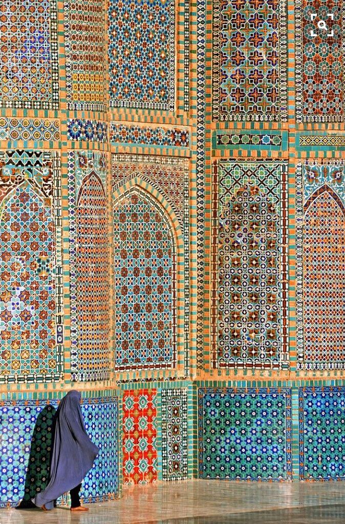 flightamins's tweet photo. Located in Northern Afghanistan the gardens surrounding it are filled with white doves which symbolise peace. 🕊🕊🕊🕊 https://t.co/3rbpSVvaCf