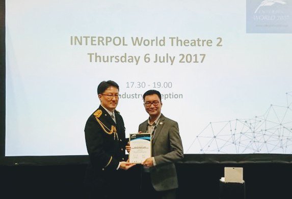 HTCIA_ASIA's tweet photo. @HTCIA_ASIA is honoured to receive the Appreciation Certification from Mr Noburo Nakatani, Executive Director of INTERPOL #INTERPOLWorld2017 https://t.co/bfR66vtToX