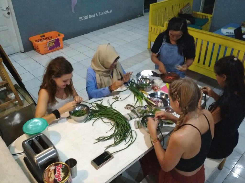 marlputri's tweet photo. Taught these lovely guests to cook some Indonesian food last night 😁🍲 https://t.co/jo19zD2nVs