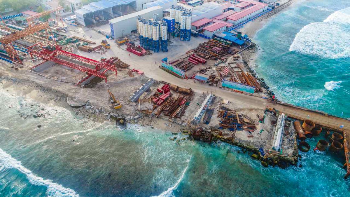MMuizzu's tweet photo. CMFB:a token of friendship between China and Maldives;a symbol of the visionary leadership of HE President Xi Jinping &amp; HE President Yameen https://t.co/v7Ci2vV1Uq