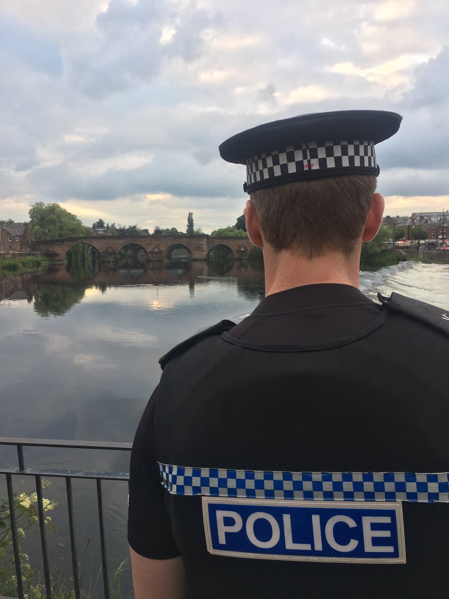 NithsdalePolice's tweet photo. #Dumfries Community Officers #ViewFromTheOffice tonight. #rivernith #footpatrol #police #scotland #devorgilla https://t.co/84PoKcTXwQ