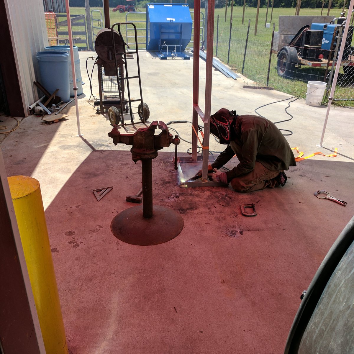 BackPewBrew's tweet photo. Think it's hot outside? Time to make pipe racks! #houstonhot #expansiontime #craftbeer #powellisgettinit https://t.co/5m4DZDWURS