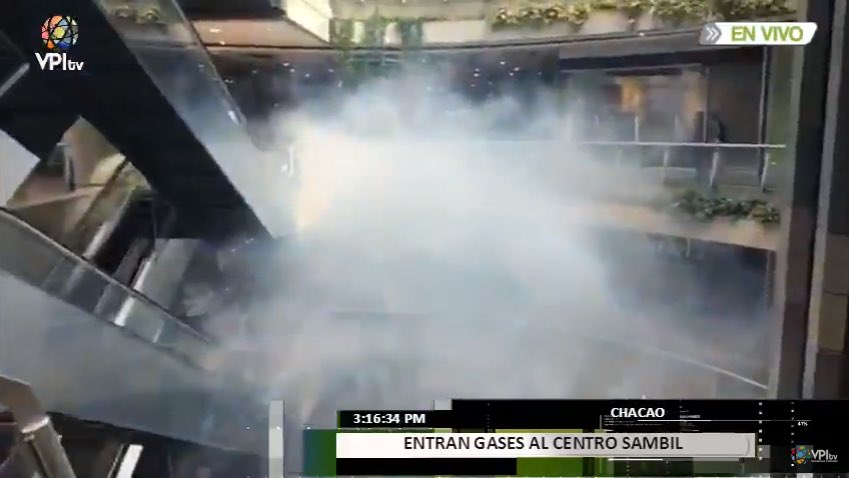 La vergonzosa PNB lanza bombas lacrimógenas adentro del SAMBIL y a locales comerciales en Las Mercedes.