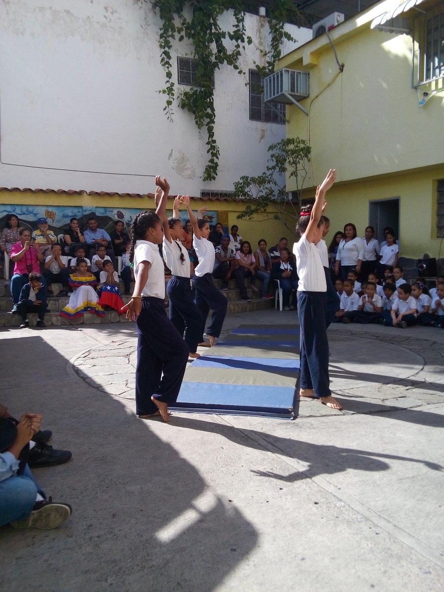 Ejap1973's tweet photo. En la FERIA MIRANDINA de la region Metropolitana Red 15. Actos culturales #RMetropolitana @EducaMiranda https://t.co/1VCxMCzNUi