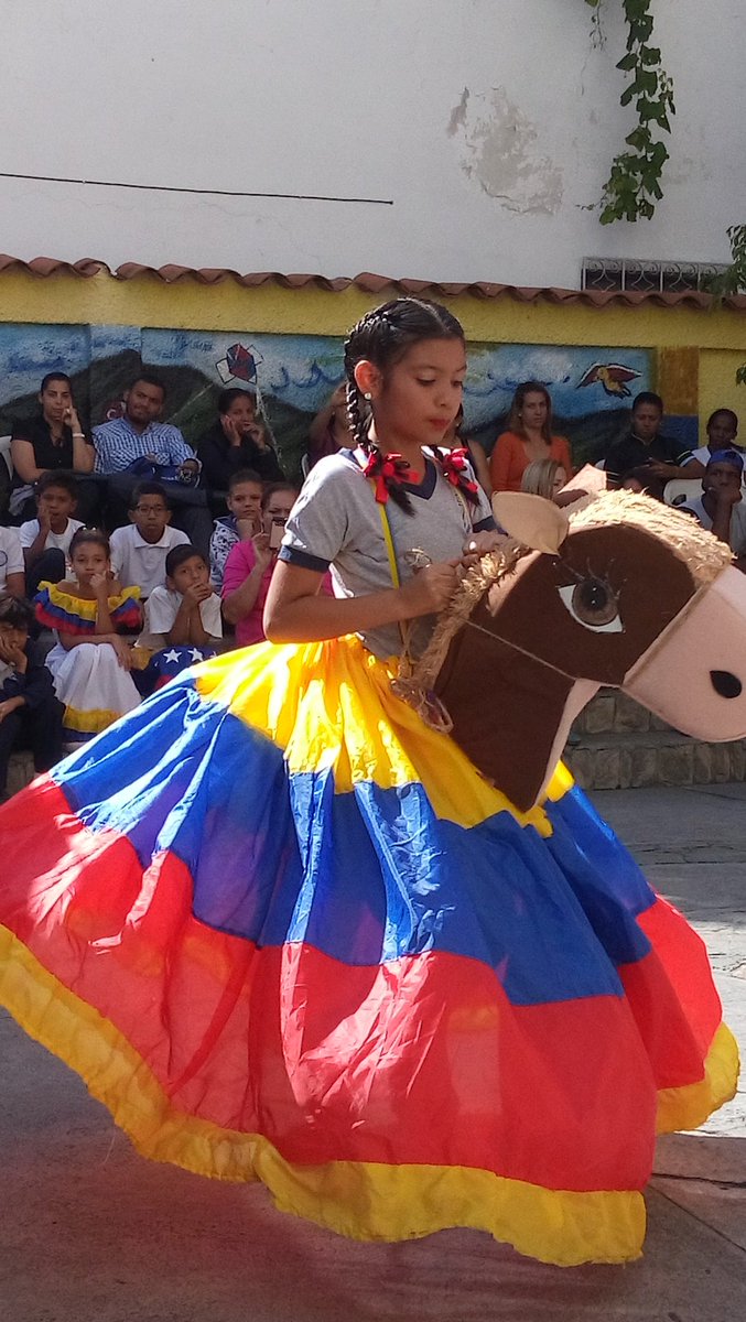 Ejap1973's tweet photo. En la FERIA MIRANDINA de la region Metropolitana Red 15. Actos Culturales #RMetropolitana @EducaMiranda https://t.co/GyiRO6GWXR