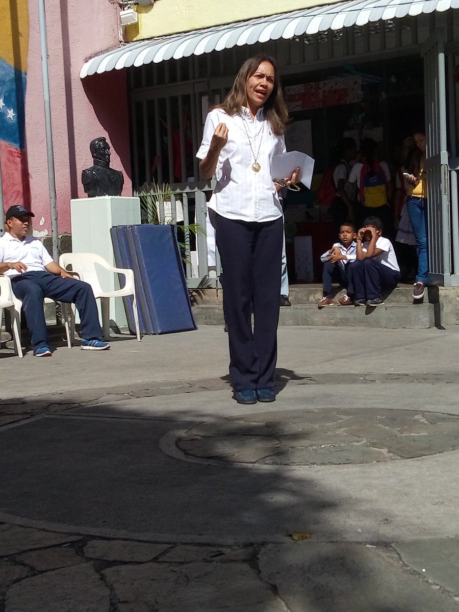 Ejap1973's tweet photo. En la FERIA MIRANDINA de la region Metropolitana Red 15. Coordinadora Aura Olmedo #RMetropolitana @EducaMiranda https://t.co/aY0Y4ecaJz