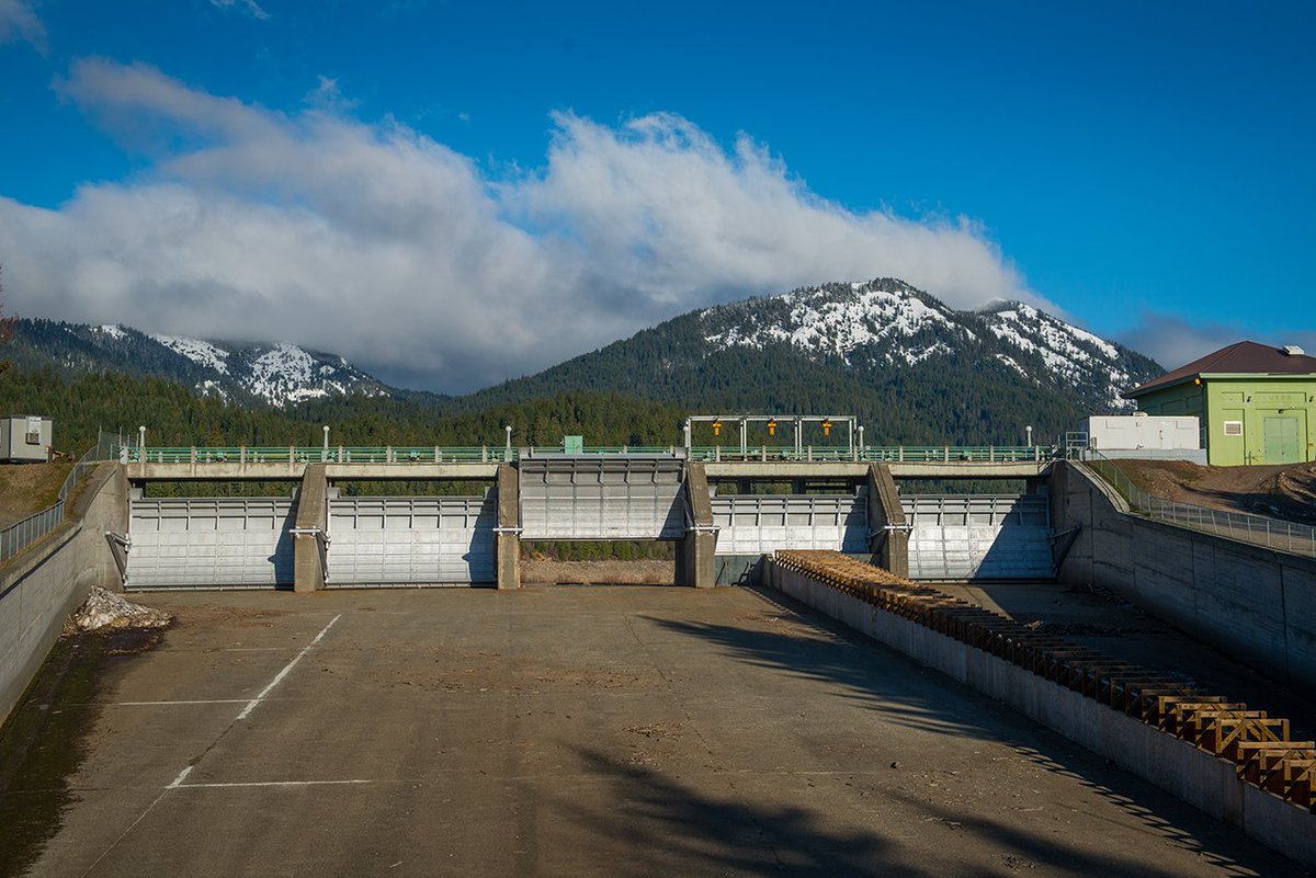 usbr's tweet photo. The Spillway Radial Gate Modification Project was recently completed for the #CleElum Pool Raise Project​ ​#ybip https://t.co/FvKjCg1roa https://t.co/2g2RdGa2hx