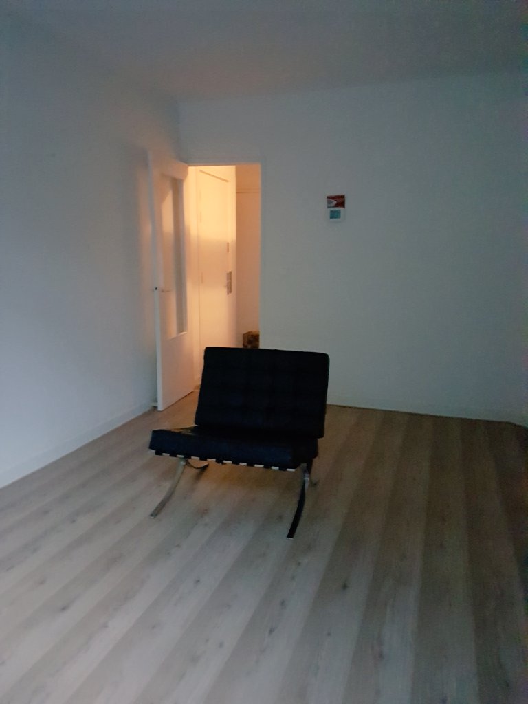 zetxek's tweet photo. Today I got the keys of my new apartment. Let's embrace a minimalistic lifestyle #minimalism #fewthings #yunamierda https://t.co/GwW9jUfc2r