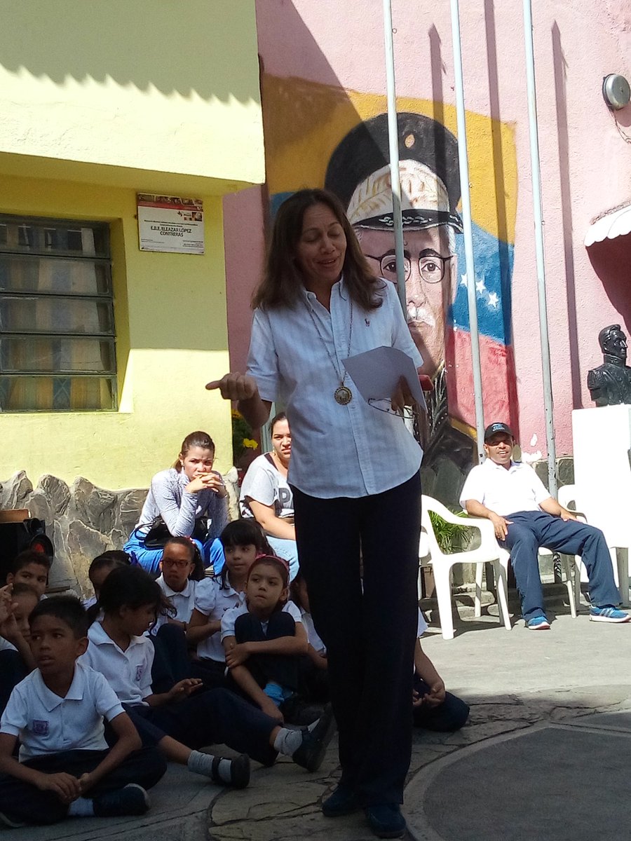 Ejap1973's tweet photo. En la FERIA MIRANDINA de la region Metropolitana Red 15. Coordinadora Aura Olmedo #RMetropolitana @EducaMiranda https://t.co/aY0Y4ecaJz