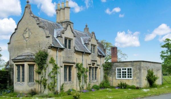 Zoopla's tweet image. From thatched cottages to stone-built stunners, take a look at our pick of 8 picture postcard cottages zo.op.la/mWt5oT     #property