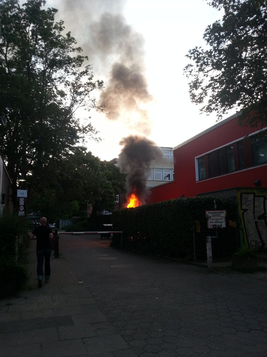 HHansHase's tweet photo. Autos neben einer schule anzünden. Ihr seid ja so gepildet... #NoG20 #G20HAM17 #welcometohell https://t.co/bABHbUa9dS