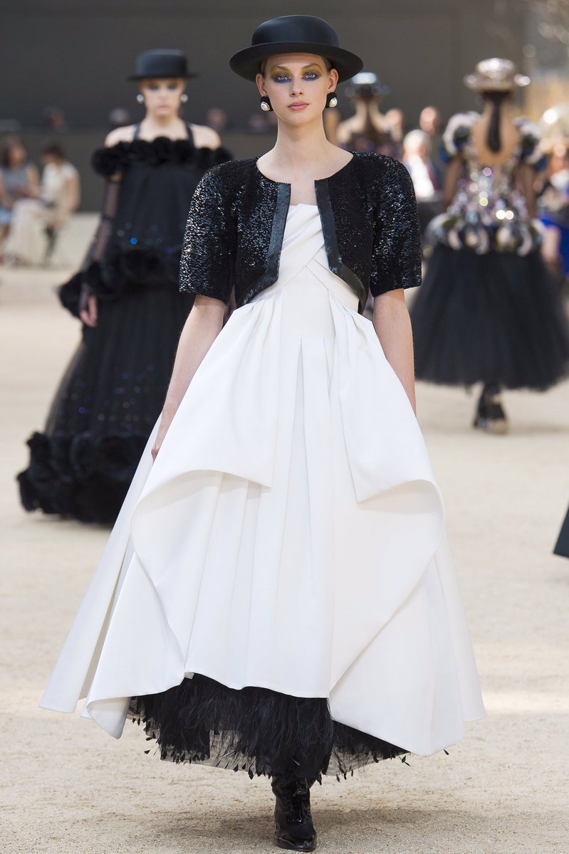 REDHAUSPR's tweet photo. Chanel Fall 2017 Couture Collection | @CHANEL @voguemagazine |#couture2017 #chanel #vogue https://t.co/hLRuOnpgoc