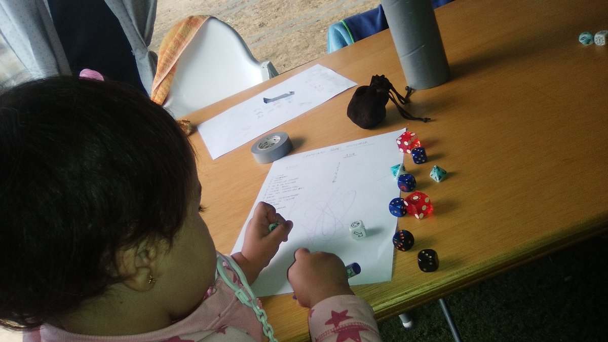 Improvisando una partida de rol para los peques hasta que llegó la enana de la tierra media y desbarató todo plan de aventura.