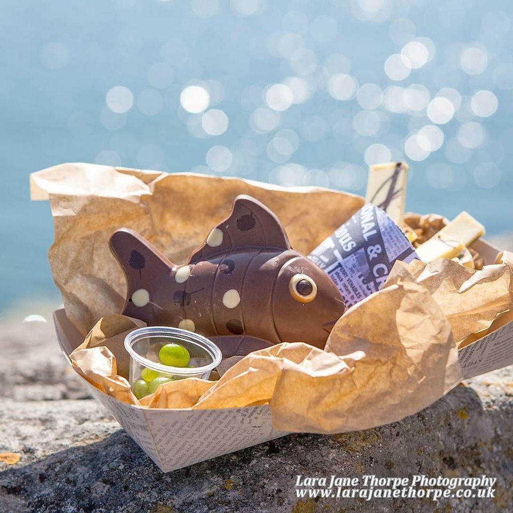 LaraJT_Photo's tweet photo. #chocolate #fishandchips got to love those clever people of @chococotweet #tasty #food #photography #dorset … https://t.co/6qtDsx3RBF https://t.co/Jkx5VLRZ5K