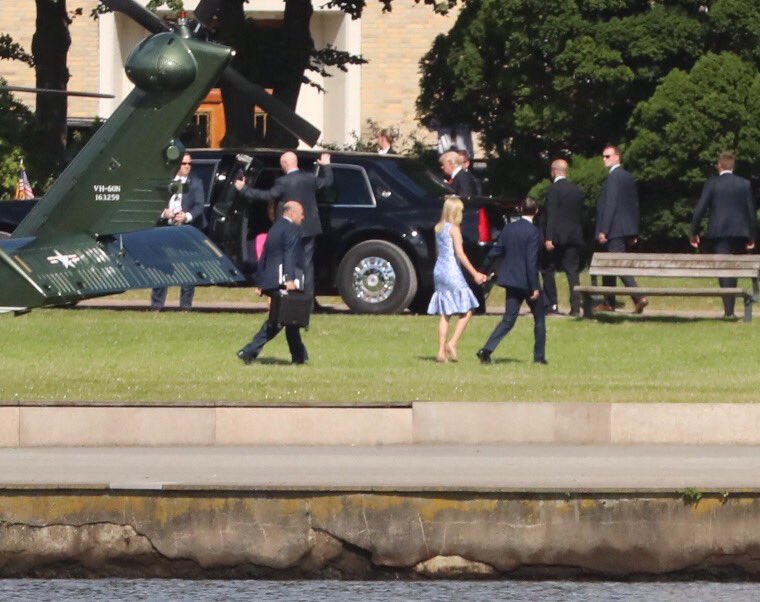 MarcoZitzow's tweet photo. #Hamburg #G20 #Trump auf der #AlsterWiese gelandet #polizeihamburg Im Großeinsatz #SEK sichert den Weg zum Gästehaus https://t.co/cJhfMaNCnY