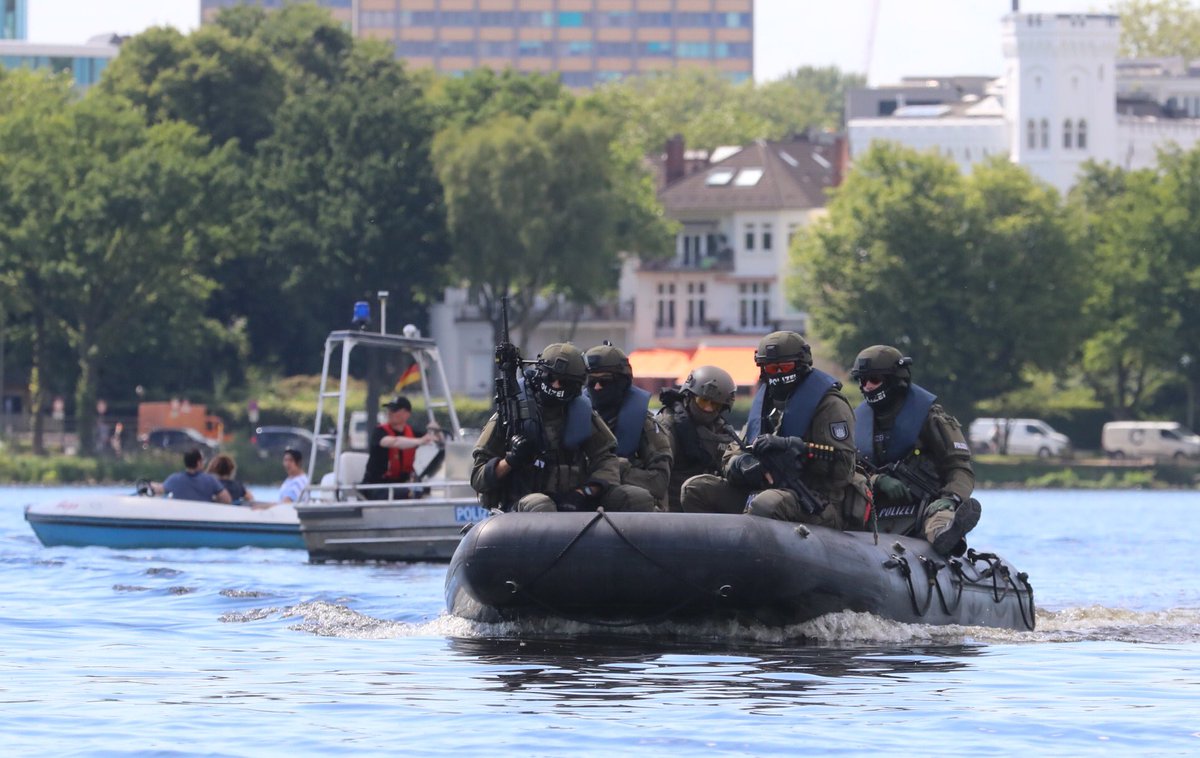 MarcoZitzow's tweet photo. #Hamburg #G20 #Trump auf der #AlsterWiese gelandet #polizeihamburg Im Großeinsatz #SEK sichert den Weg zum Gästehaus https://t.co/cJhfMaNCnY