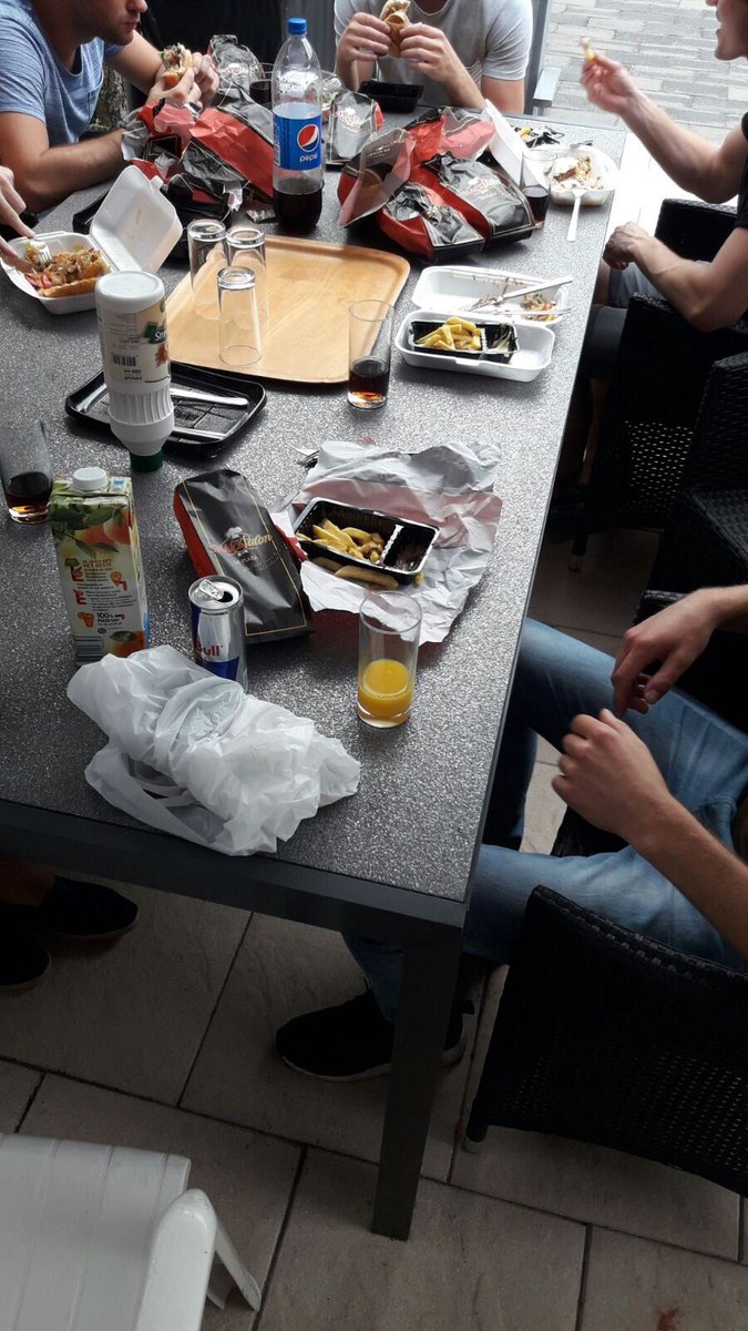 Wordt_niks's tweet photo. Lekker sport maaltijdje voor de boys. Uitstekende voorbereiding. #finaleavond #wordtniks https://t.co/bbDk5YMkql