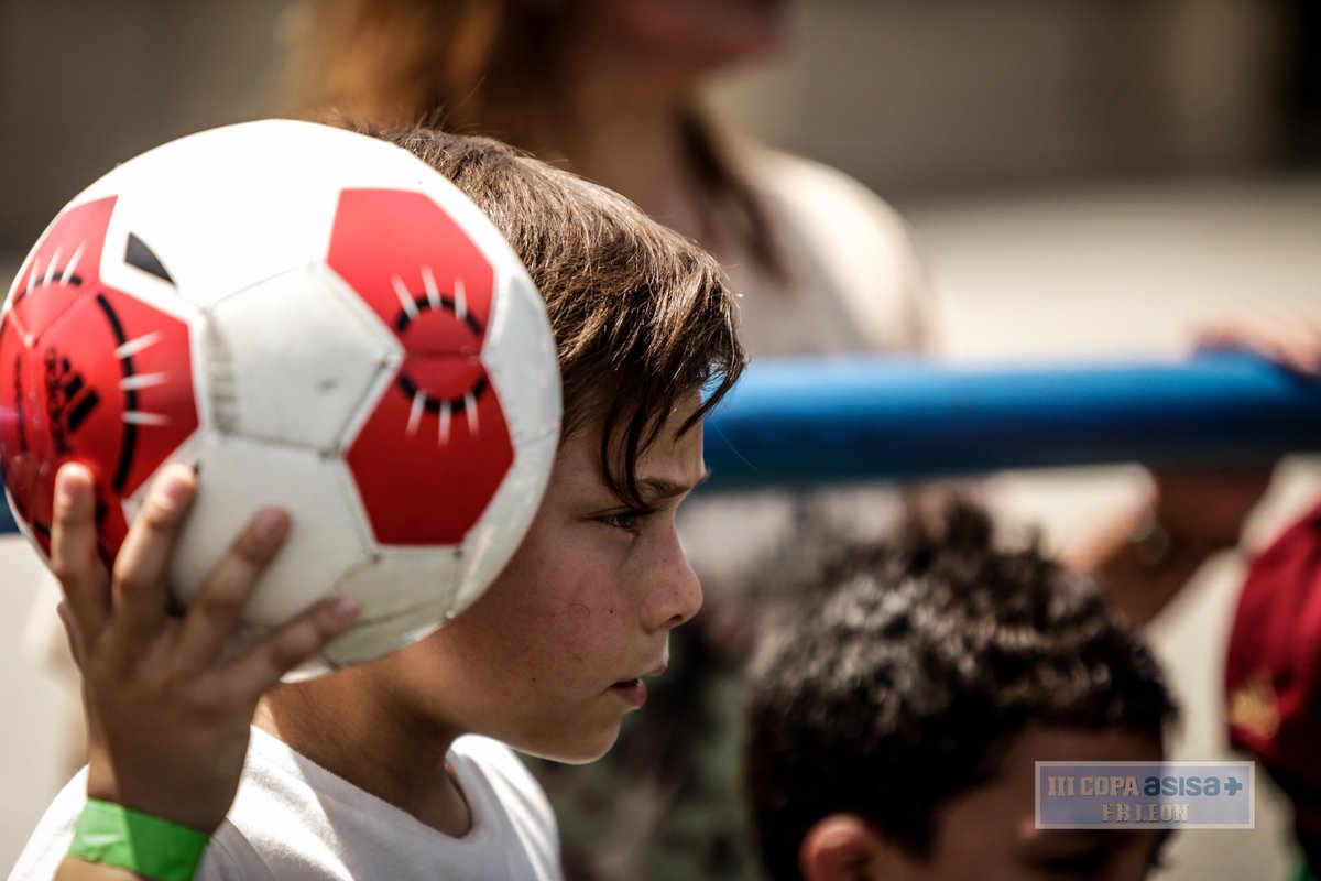 futbolbaseleon's tweet photo. Las mejores imagenes de la final alevin de la III #CopaAsisa entre @cdlavirgen y @puentefc 
#leonesp 
https://t.co/Q16e2EbCTV https://t.co/WbXJvZay1a