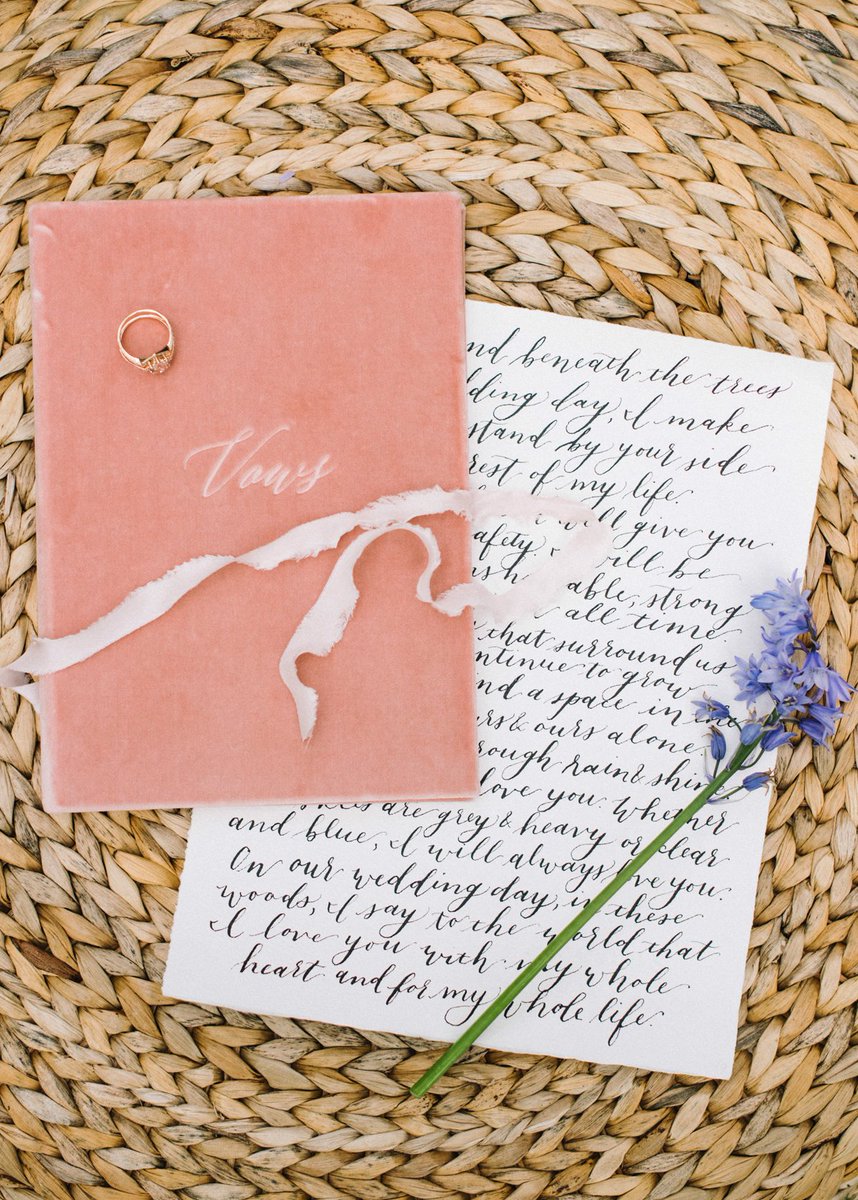 “We worked with wedding celebrant Tamryn of <a href="/wildandoakwed/">Tamryn Lawrence</a> who wrote bespoke vows for our couple"
lvmyd.rs/2stHSl5
<a href="/hduffyphotos/">Hannah Duffy</a>