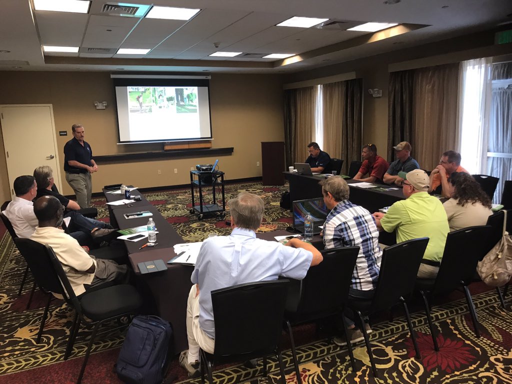 turfdom's tweet image. @MikeDzurenko in #Florida. Lawn disease education for Lawn Doctor. #Armada #TakeAllRootRot #GrayLeafSpot @BayerLawn