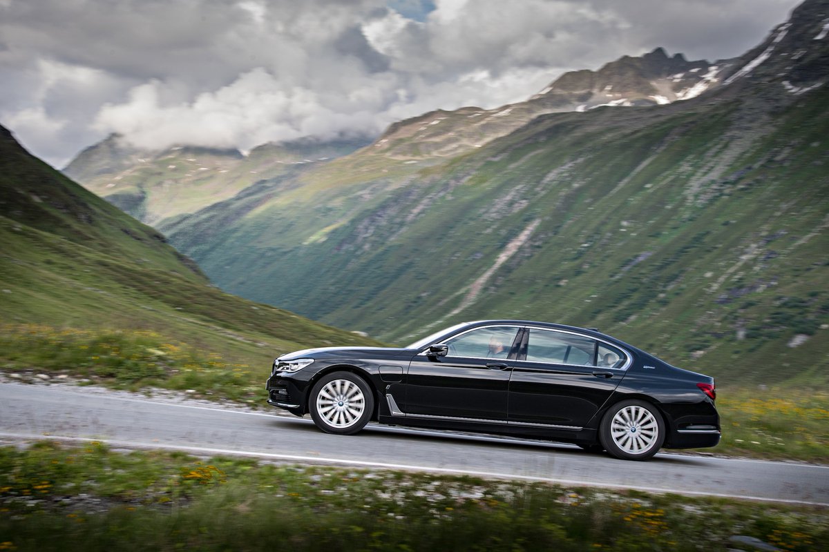 BMW_AT's tweet photo. Mit maximaler Effizienz zu neuen Höhen. Der #BMW #740Le #xDrive #iPerformance https://t.co/VHL7l00fzP
