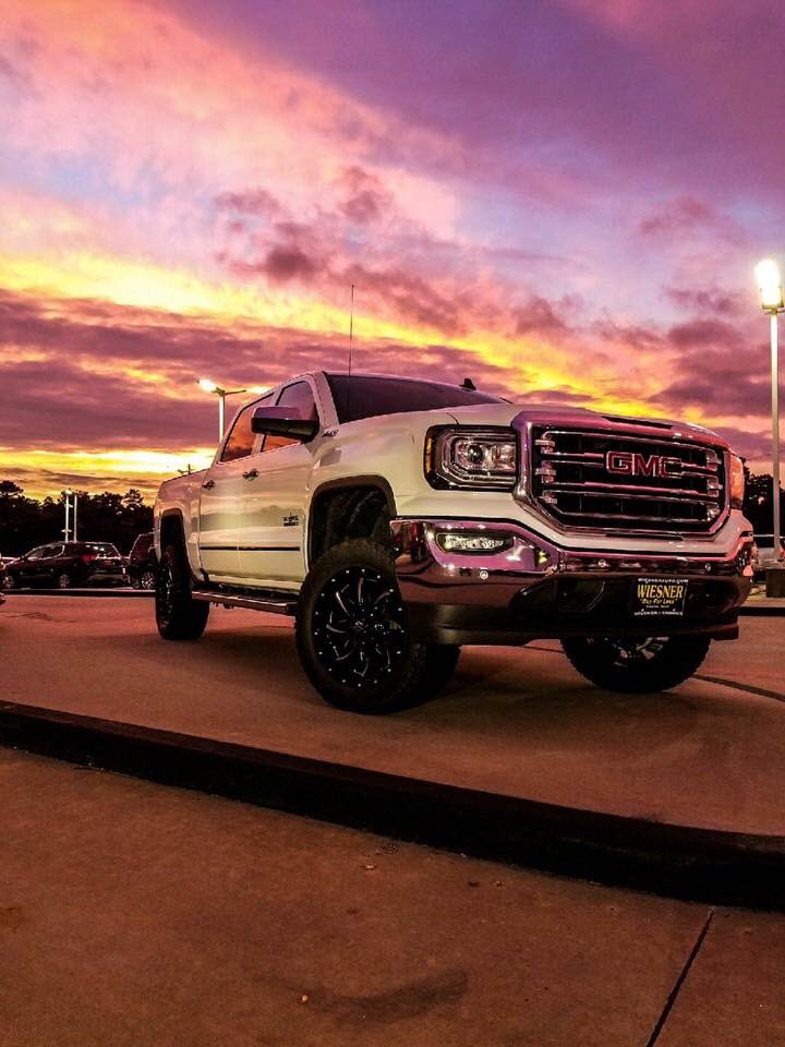 WiesnerAuto's tweet photo. Friday feels with this incredible sight! The sunset is nice too... #Breathtaking #Sunset #GMC #Sierra #TexasEdition #WiesnerAuto https://t.co/wMs1c9XfTI