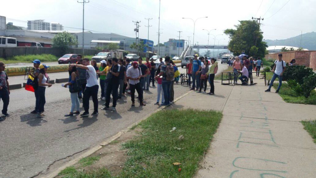 anz_protesta's tweet photo. #6jul 10:20am Estudiantes de la USM en las afueras de su casa de estudios. #anzprotesta https://t.co/dOlyalolWV