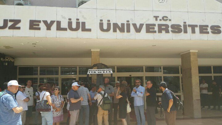 egitimsenizmir3's tweet photo. TTB ve SES açığa alınan akademisyenler için DEÜ Rektörlüğü önüne #siyahçelenk bıraktı:  #AkademiBiatEtmez #HocamaDokunma https://t.co/3Dw9v1fy1W