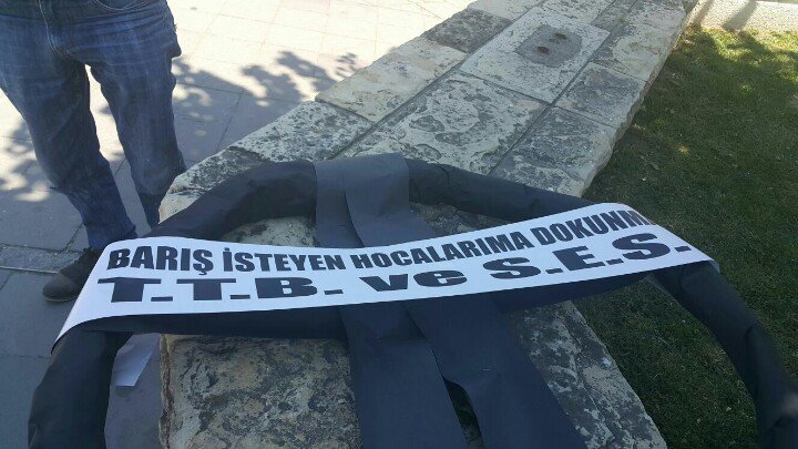 egitimsenizmir3's tweet photo. TTB ve SES açığa alınan akademisyenler için DEÜ Rektörlüğü önüne #siyahçelenk bıraktı:  #AkademiBiatEtmez #HocamaDokunma https://t.co/3Dw9v1fy1W