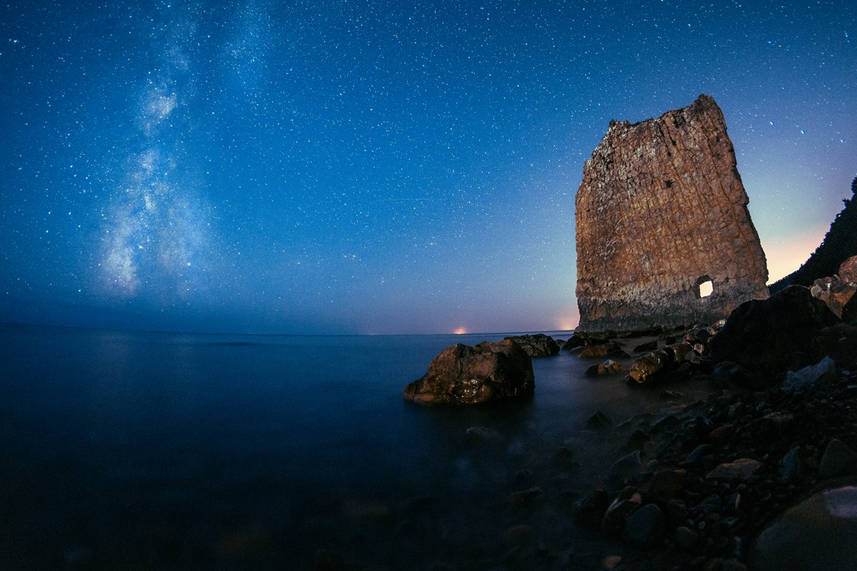 Млечный путь над скалой Парус, Россия