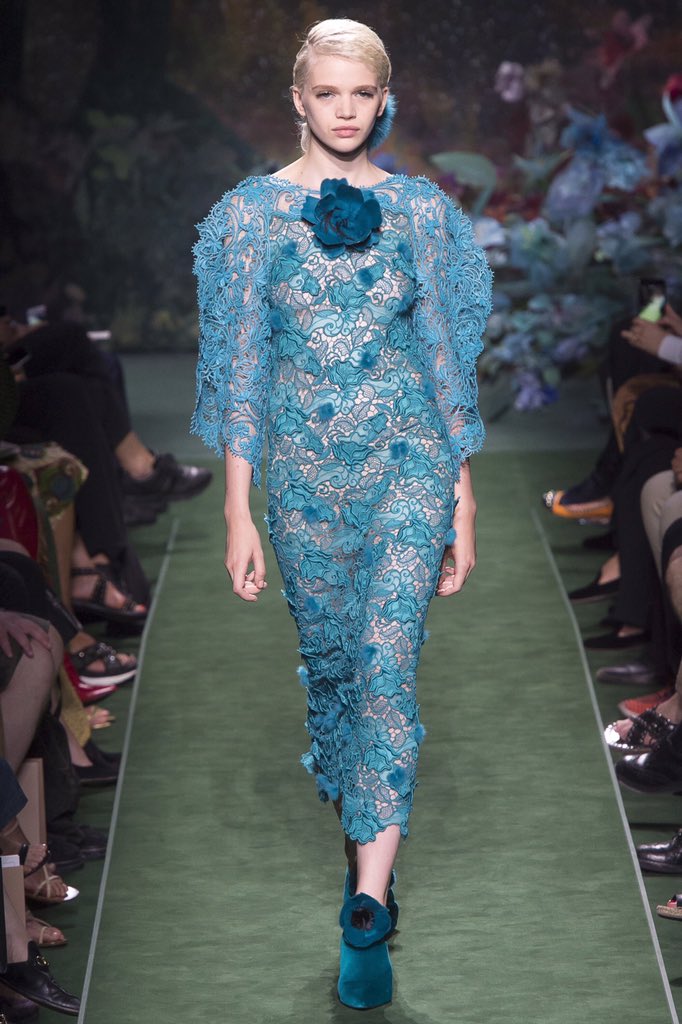 REDHAUSPR's tweet photo. Fendi Fall 2017 Couture Collection | @Fendi @VogueRunway |#couture2017 #fendi #vogue https://t.co/S0IjX3MIDj