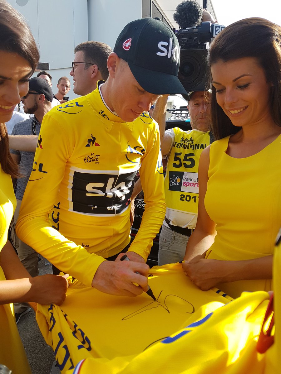 LeTour's tweet photo. RT pour gagner ce @MaillotjauneLCL @lecoqsportif signé par Froome / RT to win this yellow jersey signed by @chrisfroome #TDF2017 https://t.co/ZqnKsFE5qo
