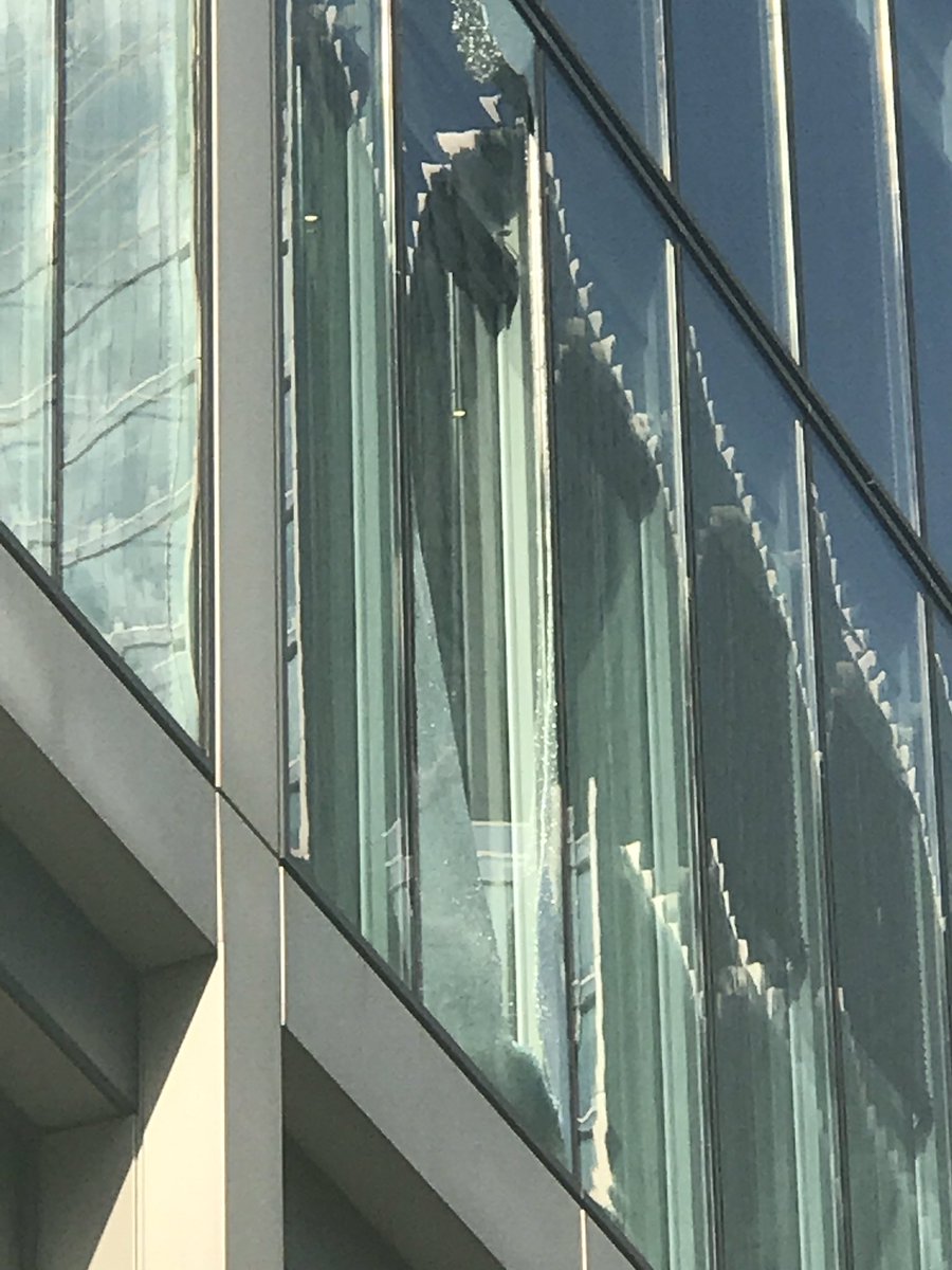 Timothy_Hughes's tweet photo. Bedlam at Canary Wharf, one of the windows shattered in the heat .... #BreakingNews #breaking #breakingwindows #canarywharf #news https://t.co/6K6otor900