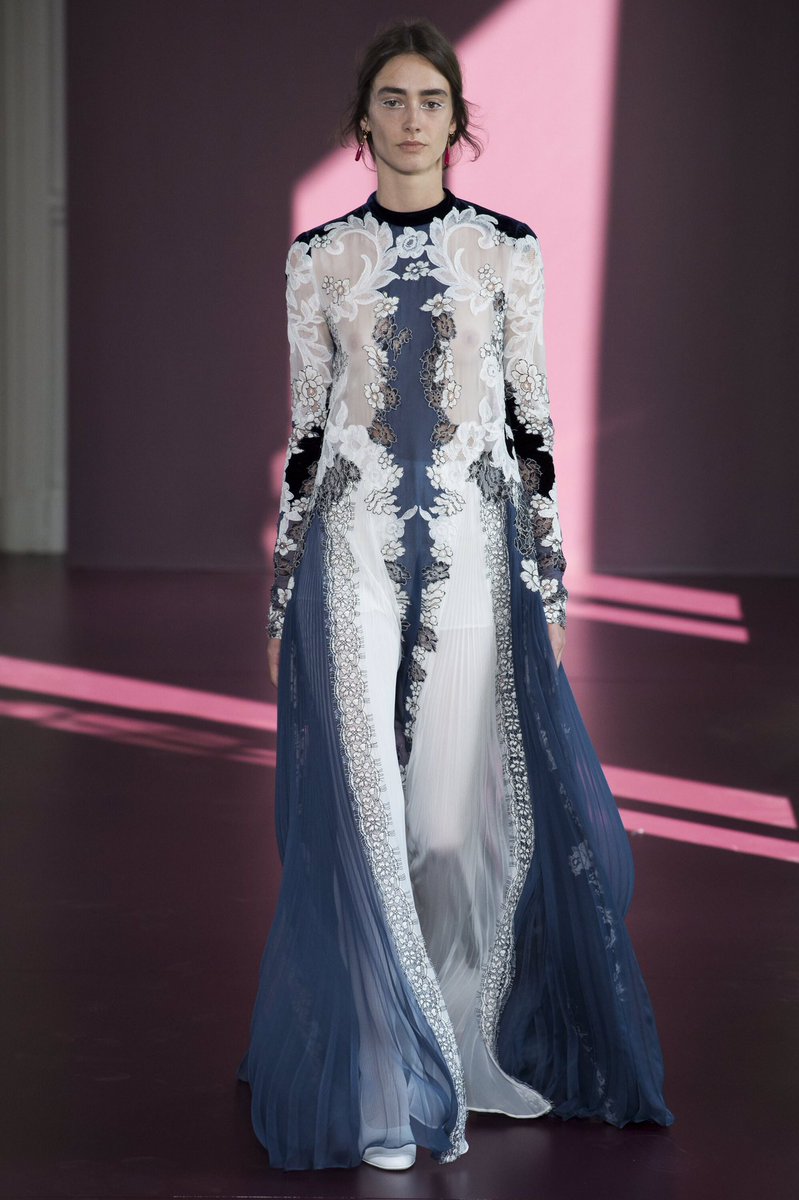 REDHAUSPR's tweet photo. Valentino Fall 2017 Couture Collection | @MaisonValentino @voguemagazine |#couture2017 #valentino #vogue https://t.co/GpoMxSVz2L