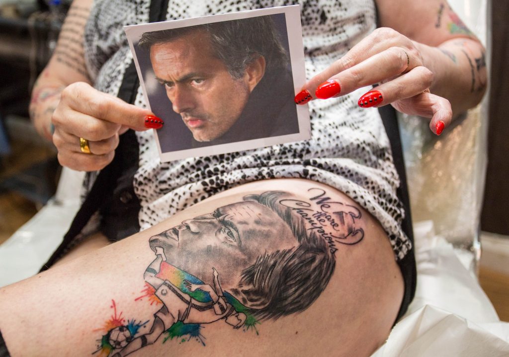 Tellement obsédée par Jose Mourinho, cette grand-mère se fait 20 tatouages de lui (PHOTOS)