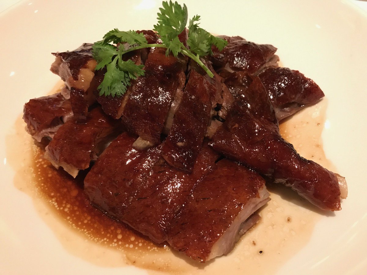 MichelinGuideUK's tweet photo. Just love all the roast meats in #HongKong  – whether pork, goose, pigeon or chicken https://t.co/PKzObtwg2y