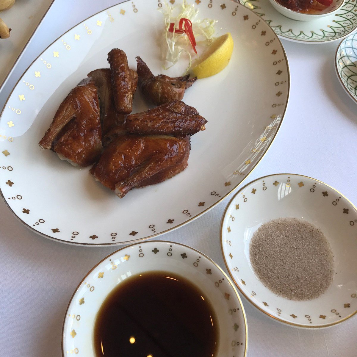 MichelinGuideUK's tweet photo. Just love all the roast meats in #HongKong  – whether pork, goose, pigeon or chicken https://t.co/PKzObtwg2y