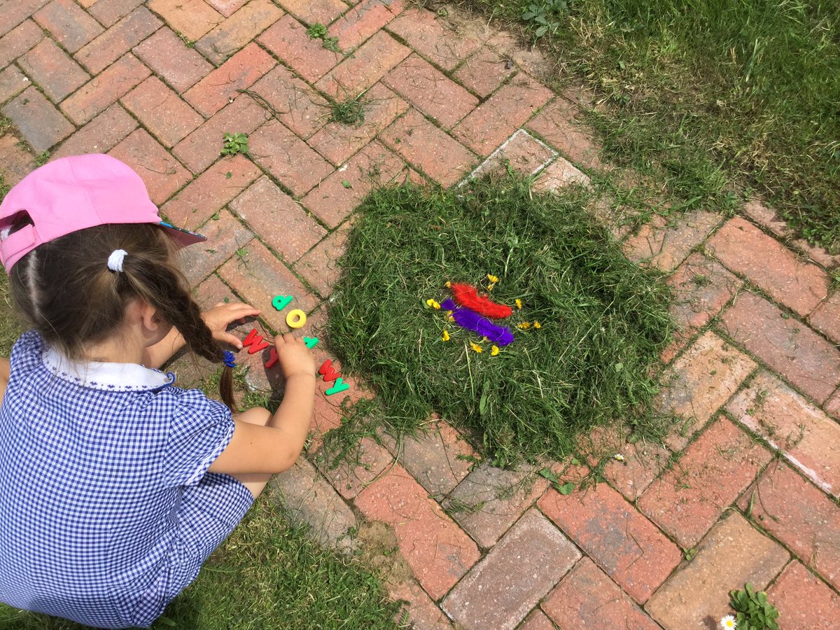 ysgolfali's tweet photo. Plant Derbyn yn dysgu am gylchred bywyd iâr- Dyma ni yn defnyddio deunyddiau naturiol i adeiladu nythod yn yr haul! 🐣🌿🌾☀️#cyfnodsylfaen https://t.co/xaqzjtSgqx