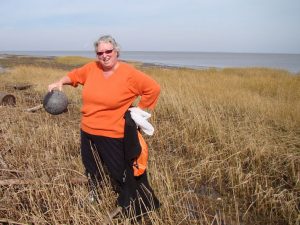 NorthCarolinaEE's tweet photo. Farther inland than usual, beachcomber extraordinaire @TerriKHNC is here 7π12 for #LunchTimeDiscovery #NCSeaShells https://t.co/HdTpnODD3G https://t.co/aLlKrVh0h4