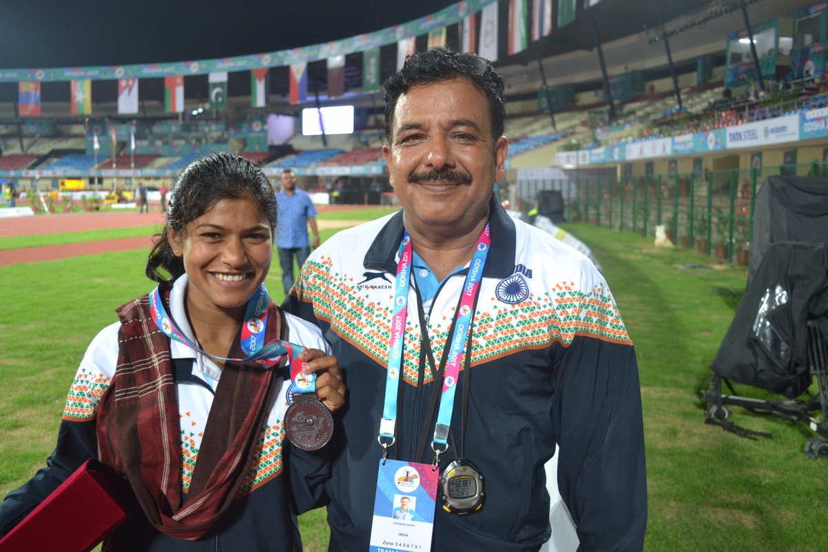 Proud Moment for #Nashik Sanjivani Jadhav bags Bronze medal at #AAC2017  #Bhubaneswar with coach Vijender Singh @eSakalUpdate @SakaalNashik, image size:1200x800