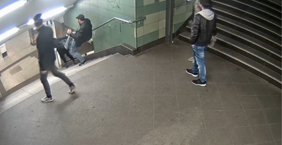 destandaard's tweet photo. Man die vrouw van metrotrap schopte in Duitsland krijgt drie jaar cel https://t.co/gIglVYDoFJ https://t.co/YWMacsclWk