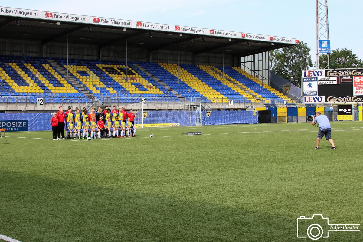 Edjestheater's tweet photo. Vandaag de officiële fotoshoot voor @CambuurJeugd JO19 en JO17. https://t.co/X0JKaDu2XN