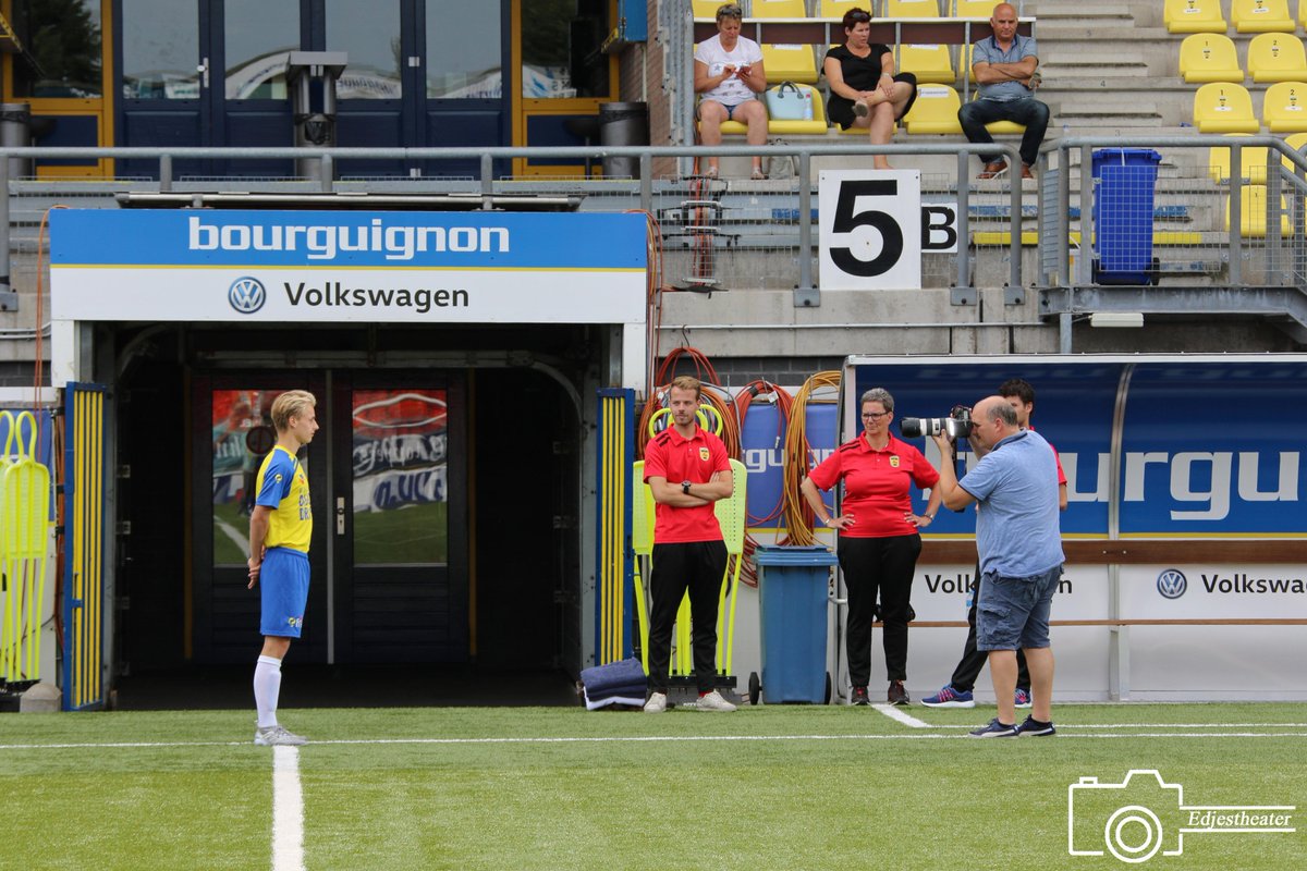Edjestheater's tweet photo. Vandaag de officiële fotoshoot voor @CambuurJeugd JO19 en JO17. https://t.co/X0JKaDu2XN