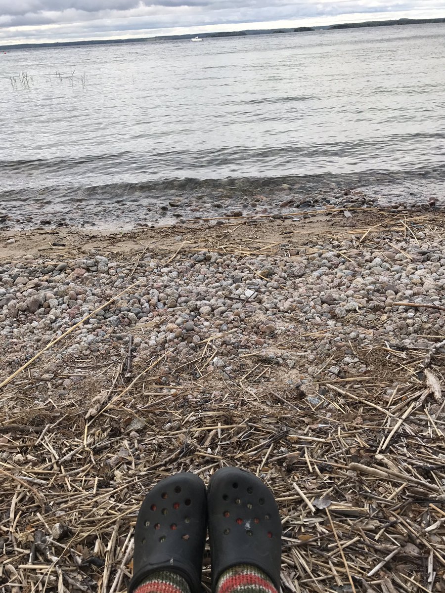 RantasalmiT's tweet photo. Sää tuntuu ja tuoksuu lokakuulta, mutta #Saimaa #vetää #puoleensa niin arkajalat kuin uskallikotkin. https://t.co/4HMk75Wrxj